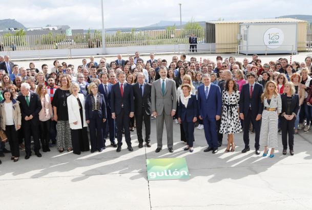 Su Majestad el Rey con las autoridades y empleados de Galletas Gullón
