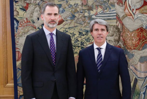 Su Majestad el Rey junto al presidente de la Comunidad de Madrid, Ángel Garrido García