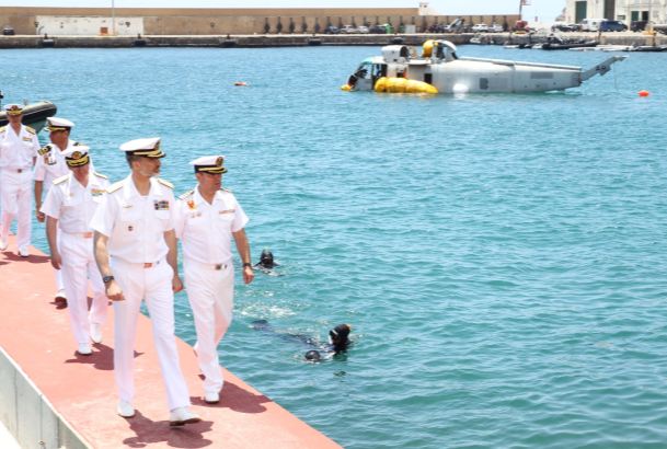 Don Felipe durante el recorrido exterior en la Escuela de Buceo de la Armada