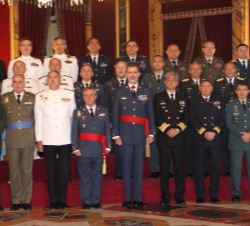 Su Majestad el Rey con la comisión del XVII Curso de Altos Estudios Estratégicos para Oficiales Superiores Iberoamericanos (CESEDEN)