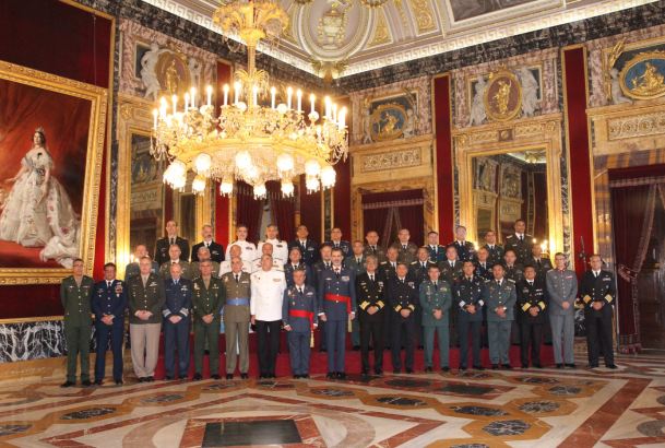 Su Majestad el Rey con la comisión del XVII Curso de Altos Estudios Estratégicos para Oficiales Superiores Iberoamericanos (CESEDEN)