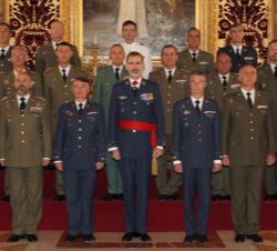 Su Majestad el Rey junto al grupo de coroneles y capitán de navío, que han sido designados para asumir el mando de distintas unidades militares
