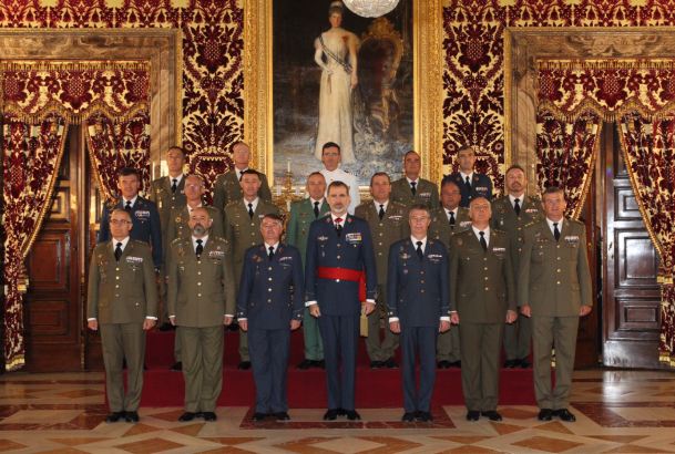 Su Majestad el Rey junto al grupo de coroneles y capitán de navío, que han sido designados para asumir el mando de distintas unidades militares