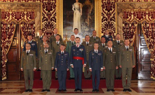 Su Majestad el Rey junto al grupo de coroneles y capitán de navío, que han sido designados para asumir el mando de distintas unidades militares