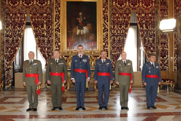Su Majestad el Rey con el grupo de generales de División