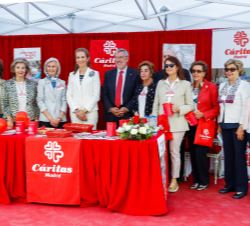 Su Alteza Real la Infanta Doña Elena en la mesa principal de Cuestación del "Día de la Caridad", acompañada por las autoridades y voluntaria