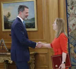 Su Majestad el Rey recibe el saludo de la presidenta del Congreso de los Diputados, Ana Pastor
