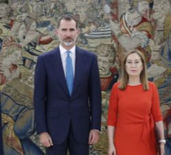 Su Majestad el Rey junto a la presidenta del Congreso de los Diputados, Ana Pastor