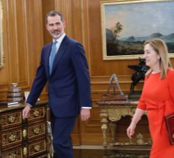 Su Majestad el Rey junto a la presidenta del Congreso de los Diputados, Ana Pastor