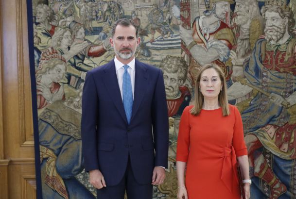 Su Majestad el Rey junto a la presidenta del Congreso de los Diputados, Ana Pastor