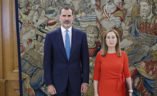 Su Majestad el Rey junto a la presidenta del Congreso de los Diputados, Ana Pastor