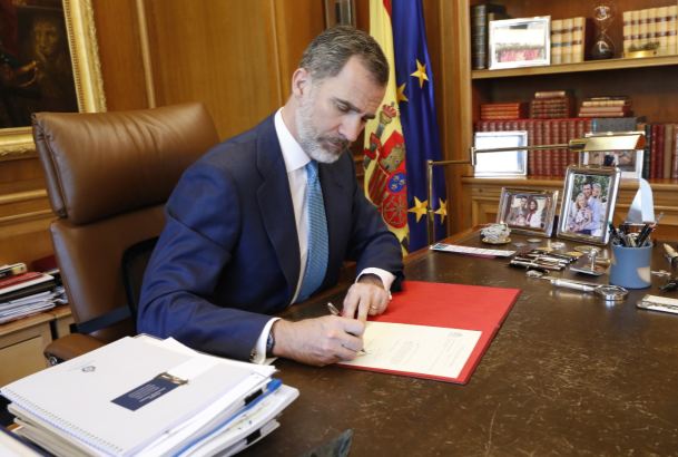 Su Majestad el Rey firma el Real Decreto con el nombramiento de Pedro Sánchez Pérez-Castejón como Presidente del Gobierno