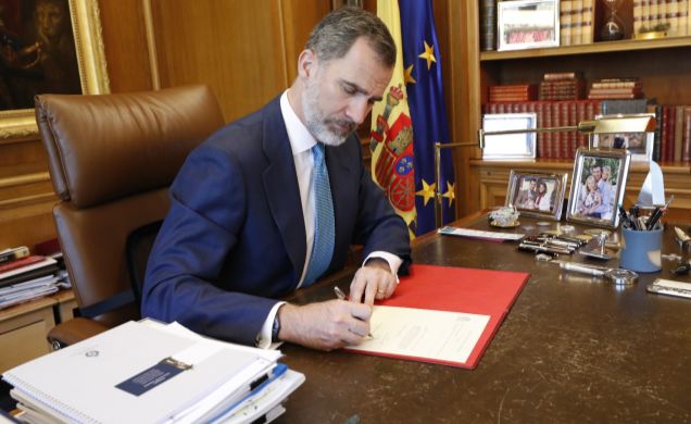 Su Majestad el Rey firma el Real Decreto con el nombramiento de Pedro Sánchez Pérez-Castejón como Presidente del Gobierno