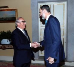 Su Majestad el Rey recibe el saludo del presidente de la Fundación Princesa de Asturias, Luis Fernández-Vega