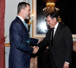 Su Majestad el Rey recibe el saludo del expresidente de la Fundación Princesa de Asturias, Matías Rodríguez Inciarte