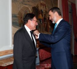 Su Majestad el Rey impone la Gran Cruz de la Real Orden de Isabel la Católica a Matías Rodríguez Inciarte
