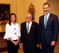 Sus Majestades los Reyes junto a Santiago Rubio tras recibir la insignia de Emérito de la Fundación Princesa de Asturias