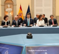 Sus Majestades los Reyes durante la reunión con los miembros de los patronatos de la Fundación Princesa de Asturias