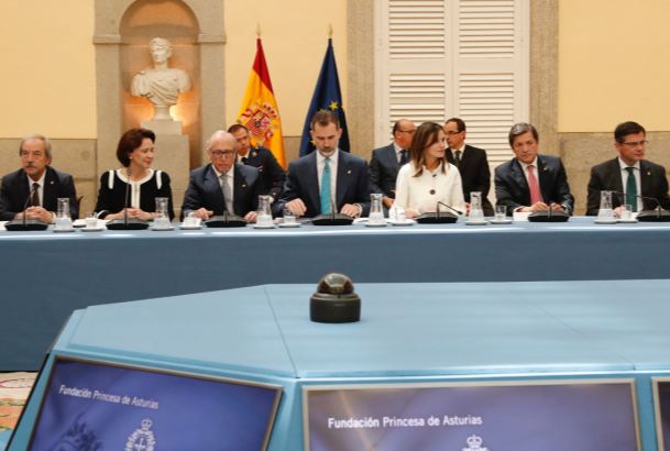 Sus Majestades los Reyes durante la reunión con los miembros de los patronatos de la Fundación Princesa de Asturias