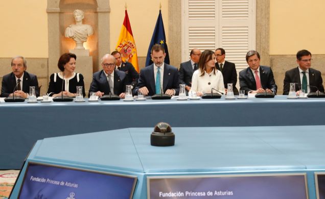 Sus Majestades los Reyes durante la reunión con los miembros de los patronatos de la Fundación Princesa de Asturias