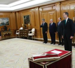 Su Majestad el Rey momentos antes de la promesa de Pedro Sánchez como Presidente del Gobierno