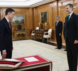 Su Majestad el Rey momentos antes de la promesa de Pedro Sánchez como Presidente del Gobierno 