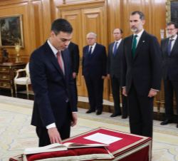 Su Majestad el Rey durante la promesa de Pedro Sánchez como Presidente del Gobierno 