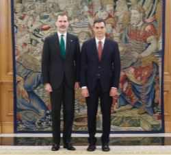 Su Majestad el Rey junto a Pedro Sánchez tras prometer el cargo como Presidente del Gobierno 