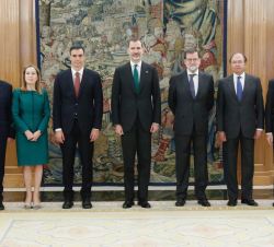 Fotografía de grupo de Don Felipe con los presidentes del Gobierno entrante y saliente, la presidenta del Congreso, el presidente del Senado, el presi