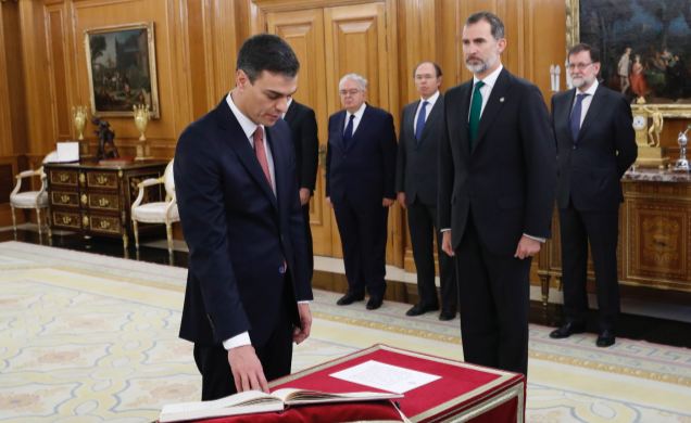 Su Majestad el Rey durante la promesa de Pedro Sánchez como Presidente del Gobierno 