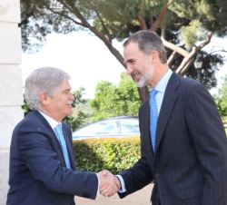 Su Majestad el Rey recibe el saludo del ministro de Asuntos Exteriores y de Cooperación en funciones, Alfonso María Dastis