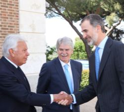 Su Majestad el Rey recibe el saludo del expresidente del Gobierno, Felipe González