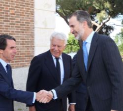 Su Majestad el Rey recibe el saludo del expresidente del Gobierno, José María Aznar