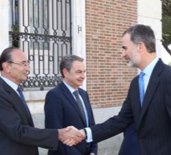 Su Majestad el Rey recibe el saludo del presidente del Real Instituto Elcano