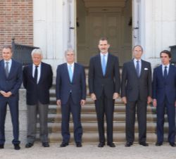 Don Felipe junta al ministro de Asuntos Exteriores y de Cooperacion en funciones, los expresidentes del Gobierno y el presidente del Real Instituto El