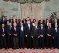 Don Felipe con los patronos asistentes a la reunión del Real Instituto Elcano