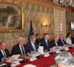 Don Felipe durante la reunión del Patronato del Real Instituto Elcano de Estudios Internacionales y Estratégicos