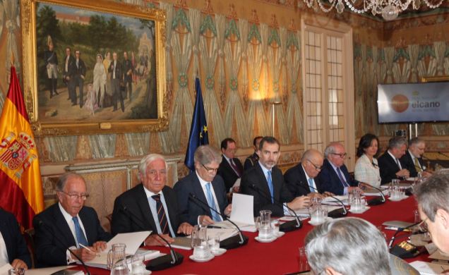 Don Felipe durante la reunión del Patronato del Real Instituto Elcano de Estudios Internacionales y Estratégicos