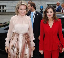 Su Majestad la Reina y Su Majestad la Reina Mathilde de Bélgica, a su llegada al auditorio