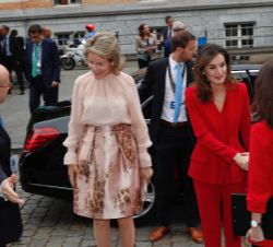 Su Majestad la Reina y Su Majestad la Reina Mathilde de Bélgica, a su llegada al auditorio