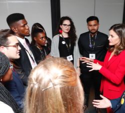 Doña Letizia conversa con los Jóvenes Líderes del Desarrollo