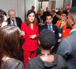 Doña Letizia conversa con los Jóvenes Líderes del Desarrollo