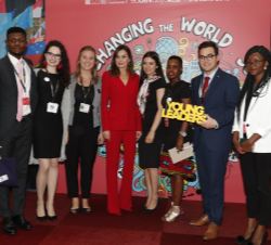 Doña Letizia durante el recorrido visitó los diferentes stands con los proyectos que están desarrollando las distintas agencias de todo el mundo