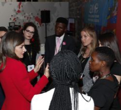 Doña Letizia durante la vista conversa con los componentes de los stands de las distintas agencias