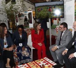 Doña Letizia durante la vista conversa con los componentes de los stands de las distintas agencias