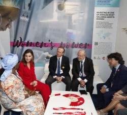 Doña Letizia durante la vista conversa con los componentes de los stands de las distintas agencias