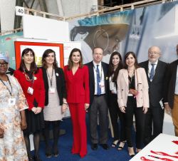 Doña Letizia durante la vista con los componentes de los stands de las distintas agencias