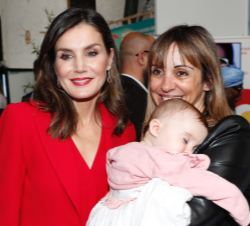 Doña Letizia con una de las personas asistentes y su bebé