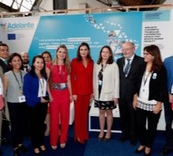 Doña Letizia durante el recorrido visitó los diferentes stands con los proyectos que están desarrollando las distintas agencias de todo el mundo