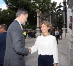 Su Majestad el Rey recibe el saludo de la ministra de Agricultura y Pesca, Alimentación y Medio Ambiente, en funciones, Isabel García Tejerina